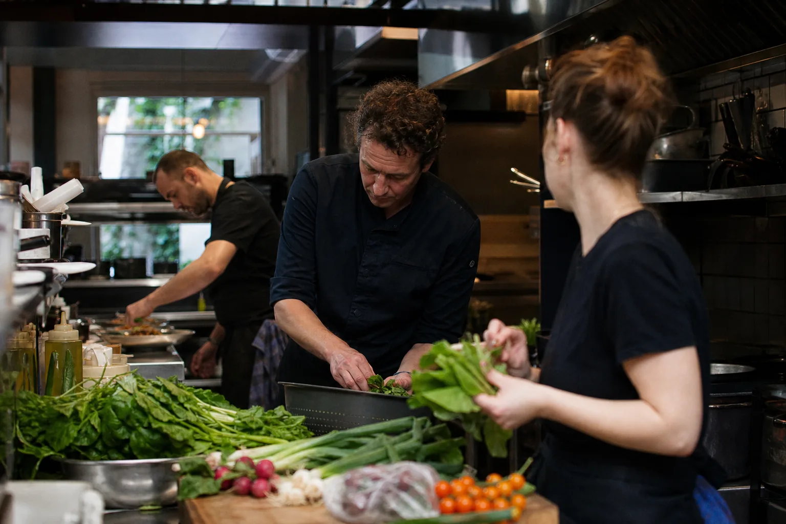 Werk in een Nederlandse horecakeuken. Beeld bij het artikel: Waarom schuift het definitieve gastenaantal zo vaak en welke afspraak voorkomt dat?