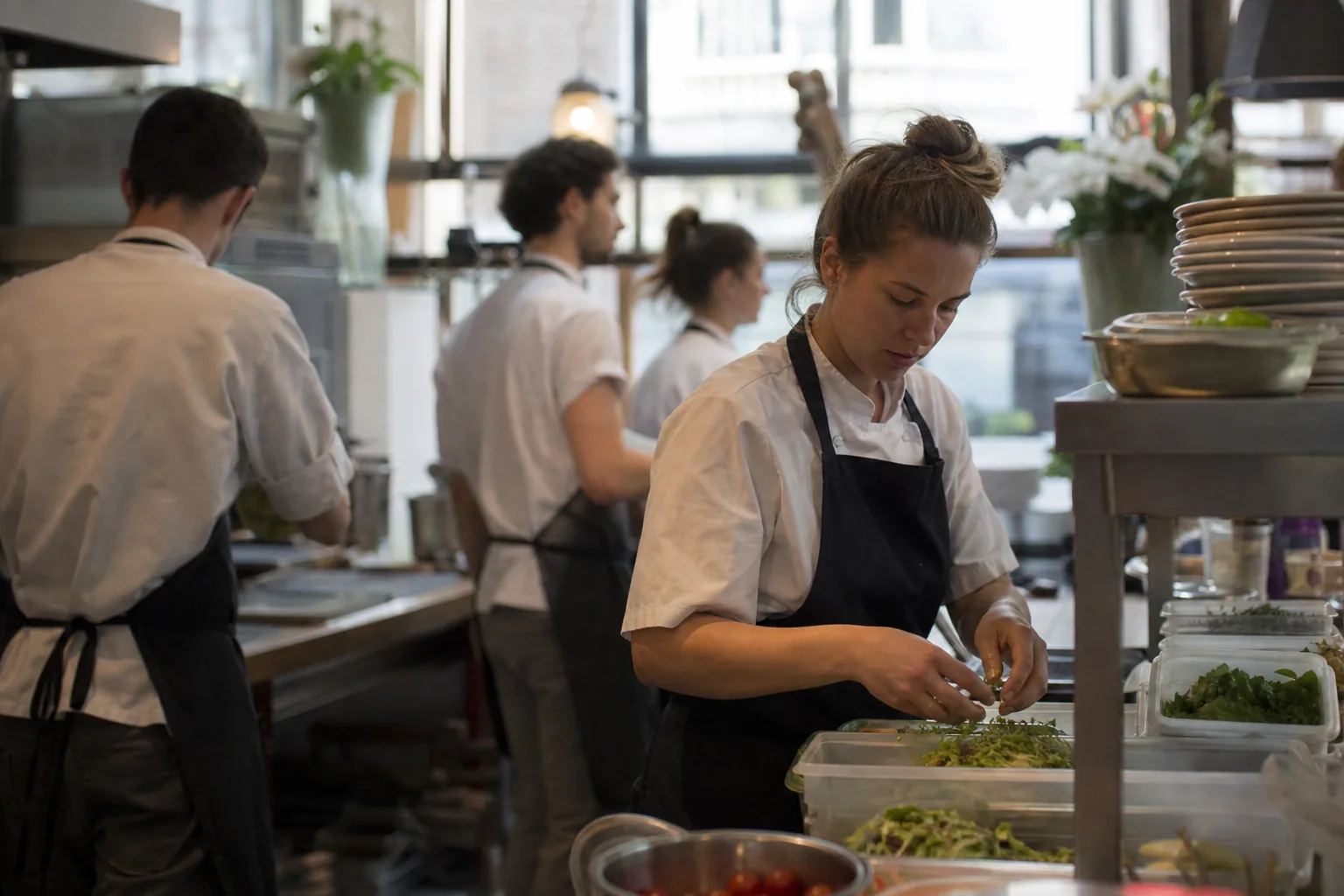 Werk in een Nederlandse horecakeuken. Beeld bij het artikel: Hoe ziet het draaiboek van een cateringopdracht eruit van aanvraag tot afloop?
